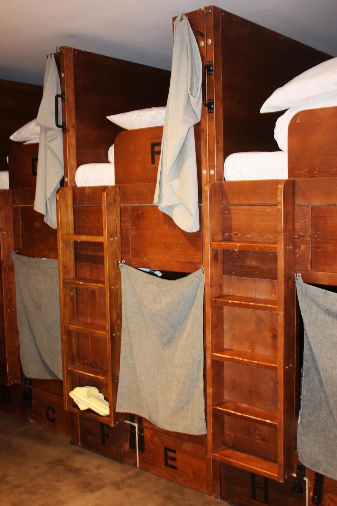 Lit Simple dans Dortoir pour Femmes